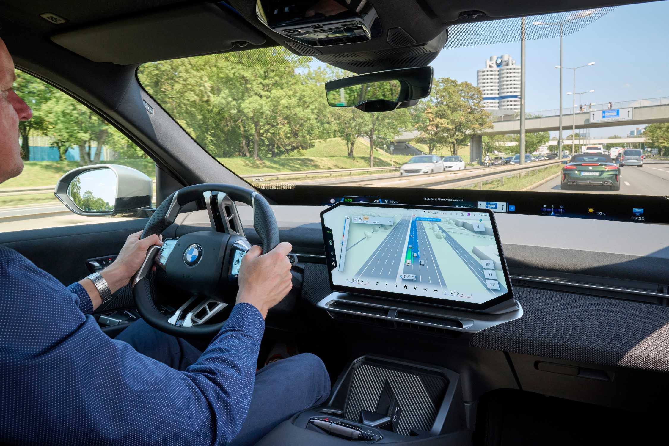 BMW Maps mit gemeinsamer 3D-Darstellung von Navigation und Fahrerassistenz auf dem Zentraldisplay während einer Fahrt