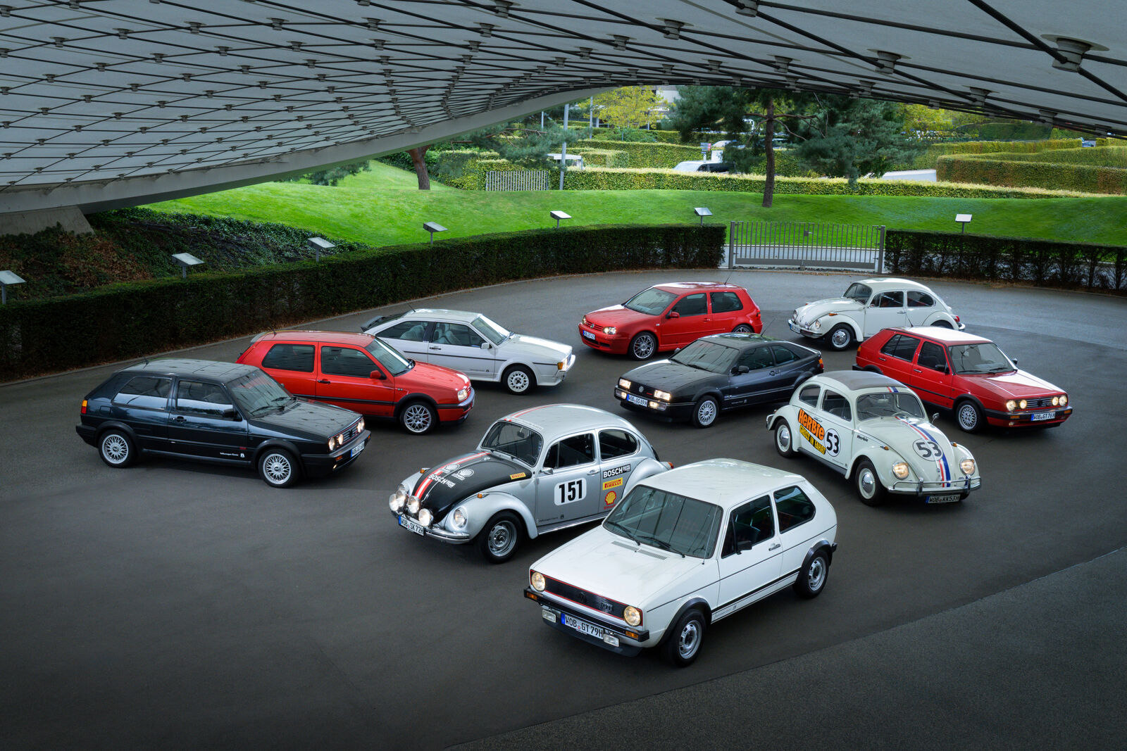 Zehn Volkswagen-Klassiker, darunter Golf GTI, Scirocco, Corrado und Käfer, gemeinsam aufgestellt