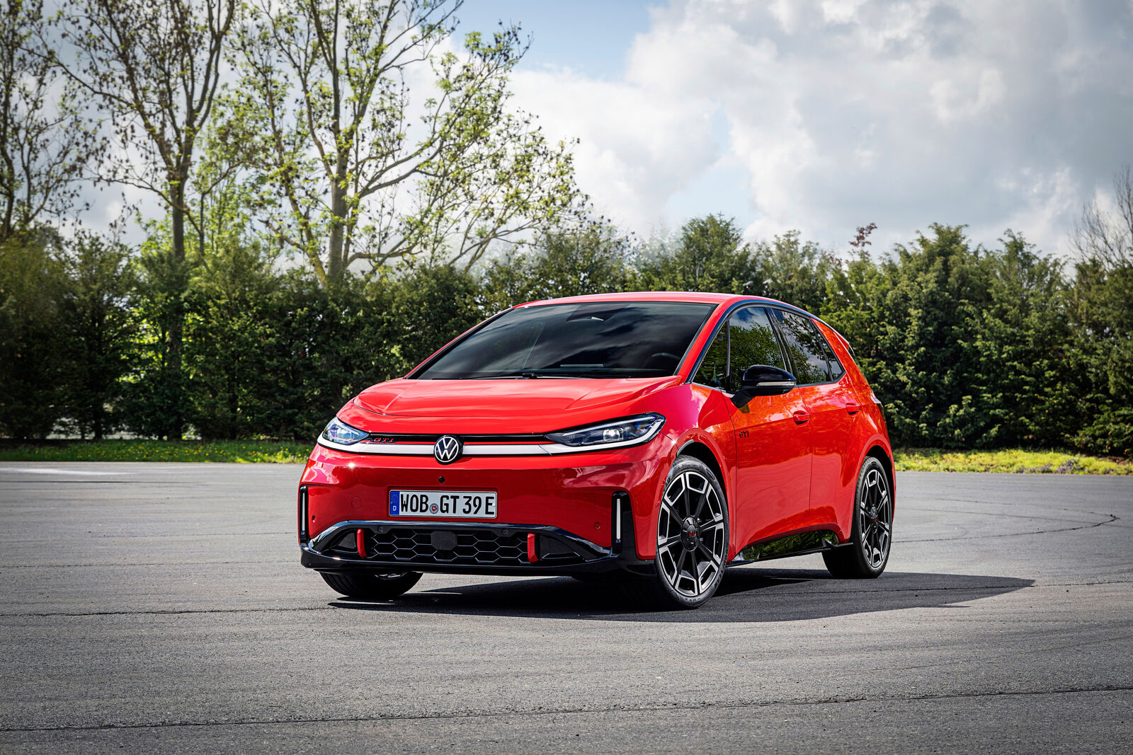 Roter Volkswagen ID.3 GTI als seriennahe Studie in der Ansicht schräg von vorn